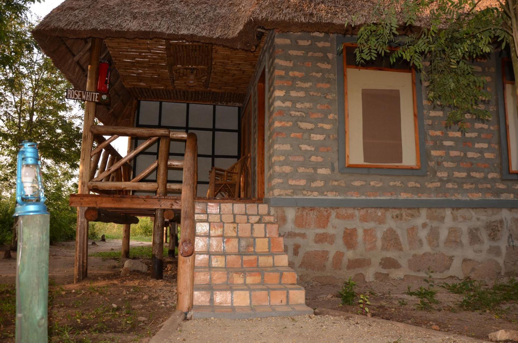 Irungu Forest Safari Lodge Katunguru Eksteriør billede